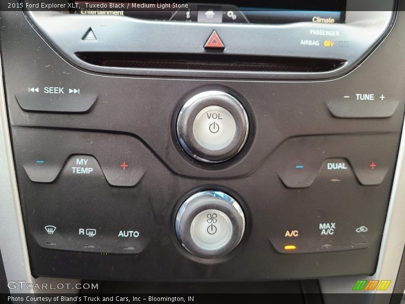 Tuxedo Black / Medium Light Stone 2015 Ford Explorer XLT