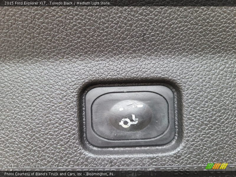 Tuxedo Black / Medium Light Stone 2015 Ford Explorer XLT