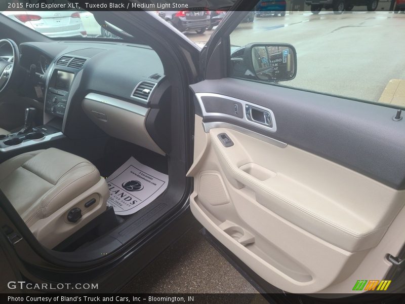 Tuxedo Black / Medium Light Stone 2015 Ford Explorer XLT