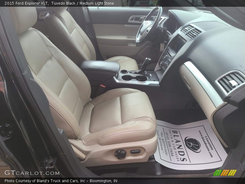 Tuxedo Black / Medium Light Stone 2015 Ford Explorer XLT