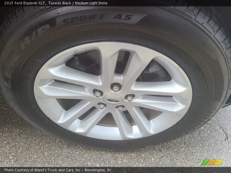 Tuxedo Black / Medium Light Stone 2015 Ford Explorer XLT