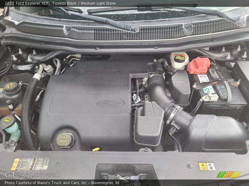 Tuxedo Black / Medium Light Stone 2015 Ford Explorer XLT
