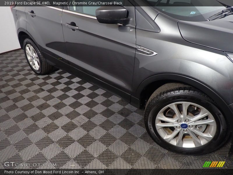 Magnetic / Chromite Gray/Charcoal Black 2019 Ford Escape SE 4WD