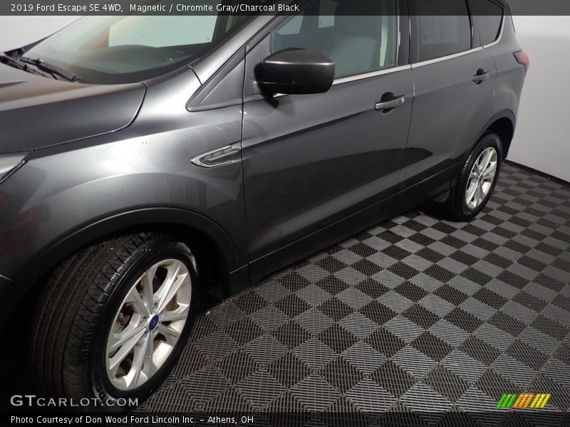Magnetic / Chromite Gray/Charcoal Black 2019 Ford Escape SE 4WD