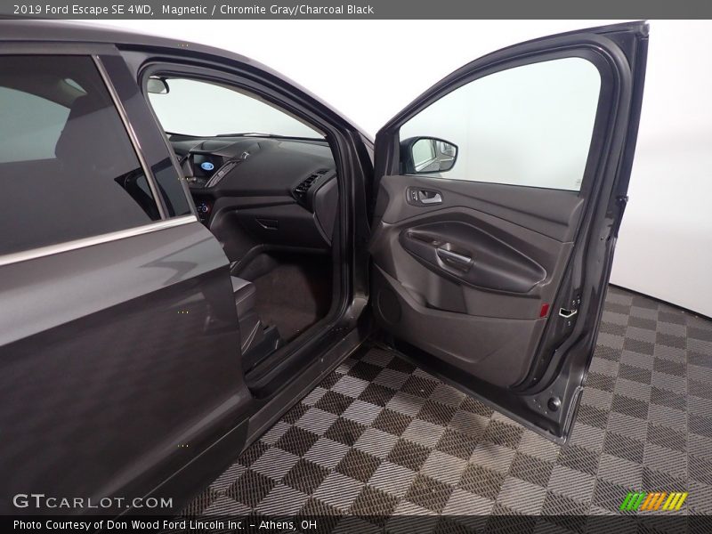 Magnetic / Chromite Gray/Charcoal Black 2019 Ford Escape SE 4WD