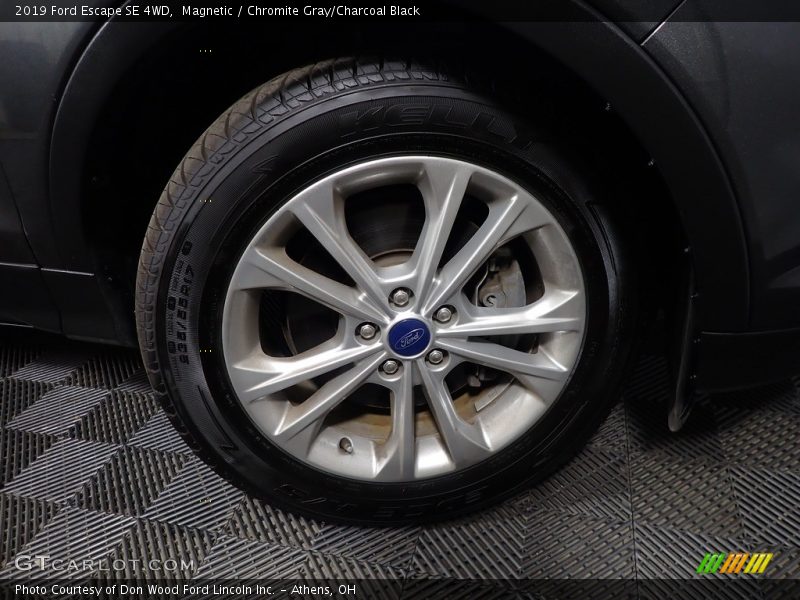 Magnetic / Chromite Gray/Charcoal Black 2019 Ford Escape SE 4WD
