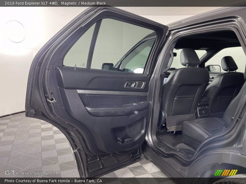 Magnetic / Medium Black 2019 Ford Explorer XLT 4WD