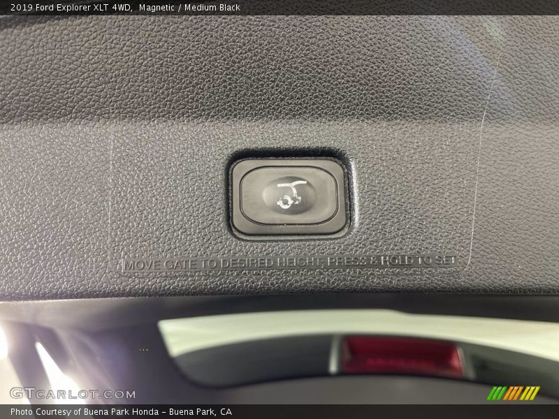 Magnetic / Medium Black 2019 Ford Explorer XLT 4WD