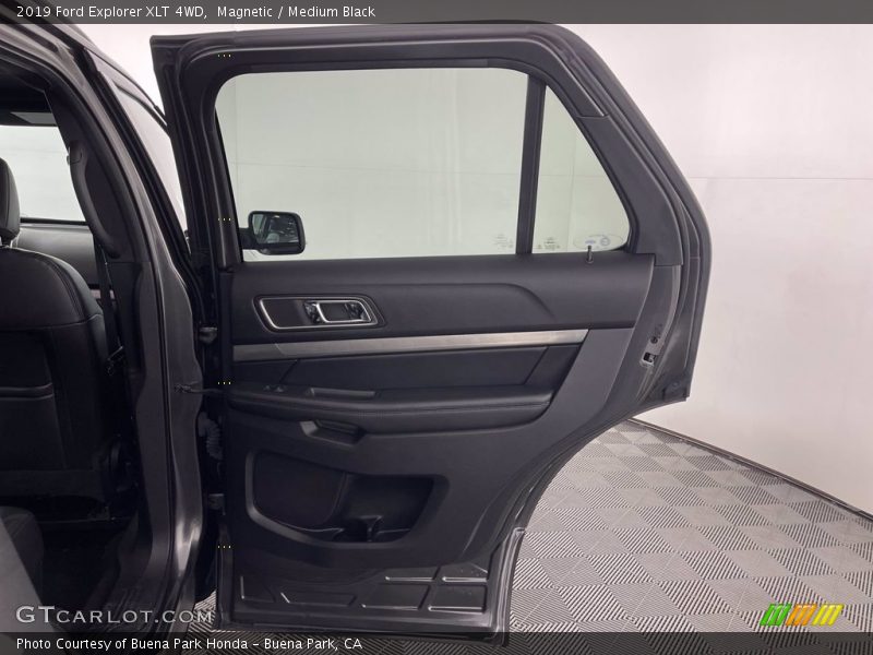 Magnetic / Medium Black 2019 Ford Explorer XLT 4WD
