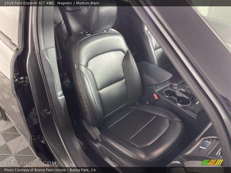 Magnetic / Medium Black 2019 Ford Explorer XLT 4WD