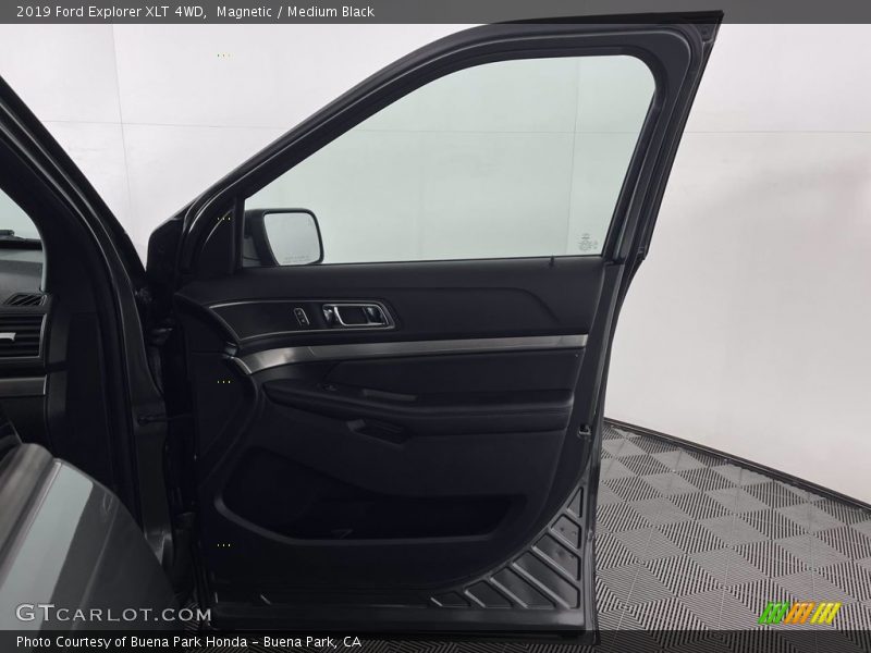 Magnetic / Medium Black 2019 Ford Explorer XLT 4WD
