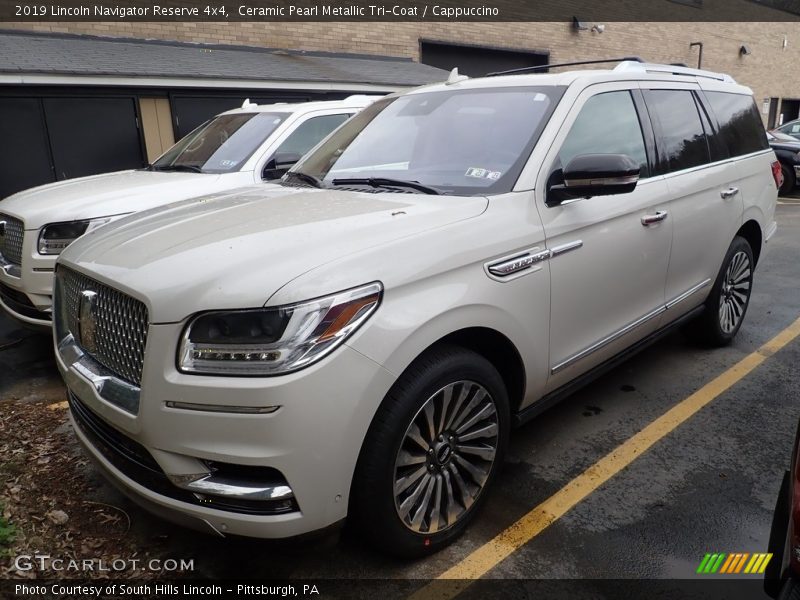 Front 3/4 View of 2019 Navigator Reserve 4x4