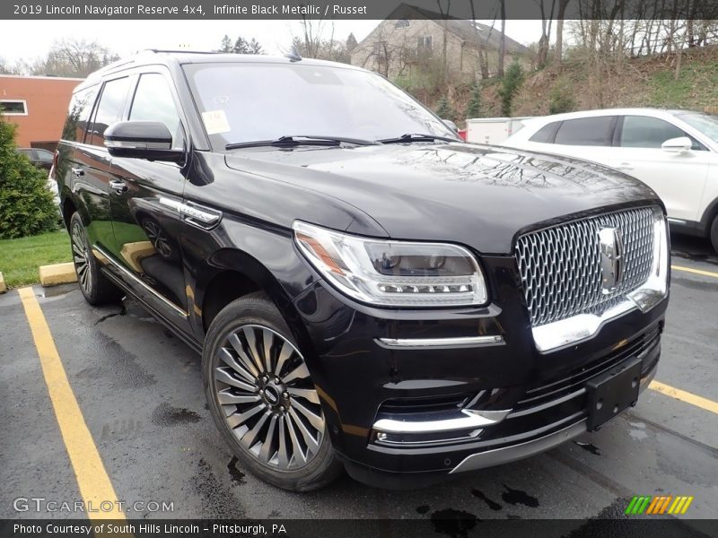 Front 3/4 View of 2019 Navigator Reserve 4x4