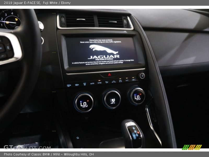Fuji White / Ebony 2019 Jaguar E-PACE SE