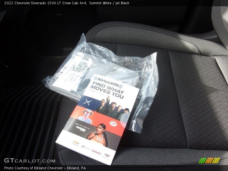 Summit White / Jet Black 2022 Chevrolet Silverado 1500 LT Crew Cab 4x4