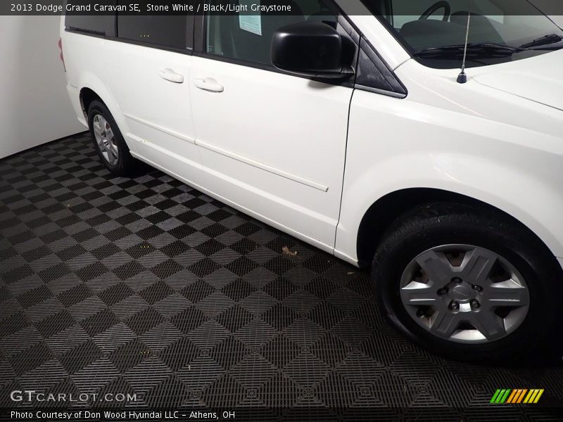 Stone White / Black/Light Graystone 2013 Dodge Grand Caravan SE