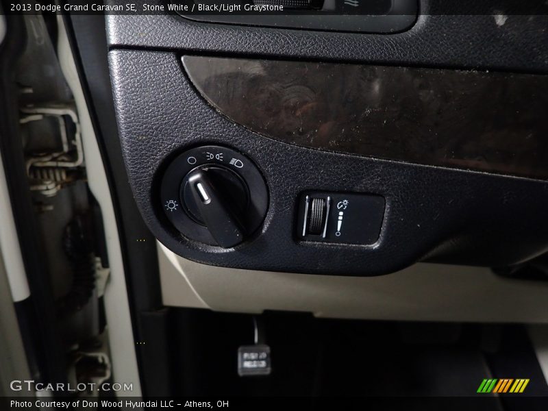 Stone White / Black/Light Graystone 2013 Dodge Grand Caravan SE