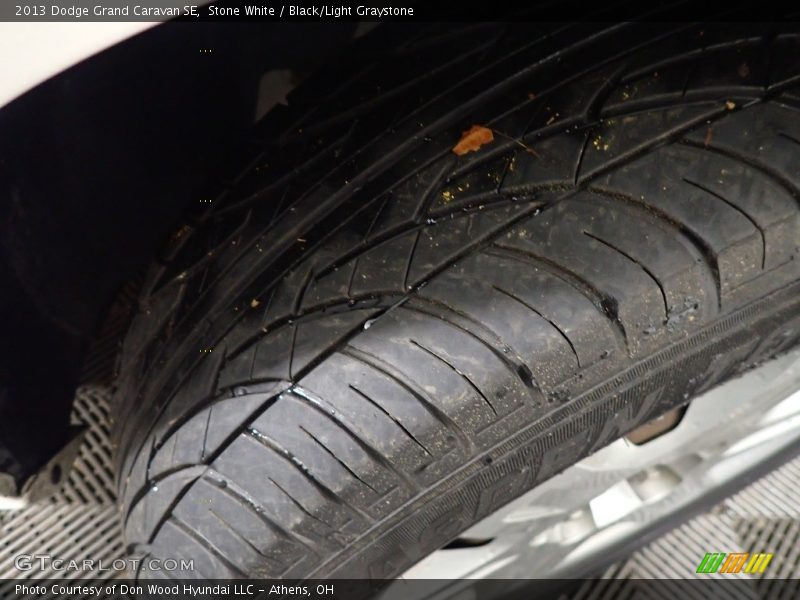 Stone White / Black/Light Graystone 2013 Dodge Grand Caravan SE