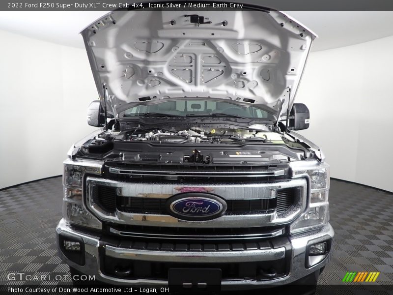 Iconic Silver / Medium Earth Gray 2022 Ford F250 Super Duty XLT Crew Cab 4x4
