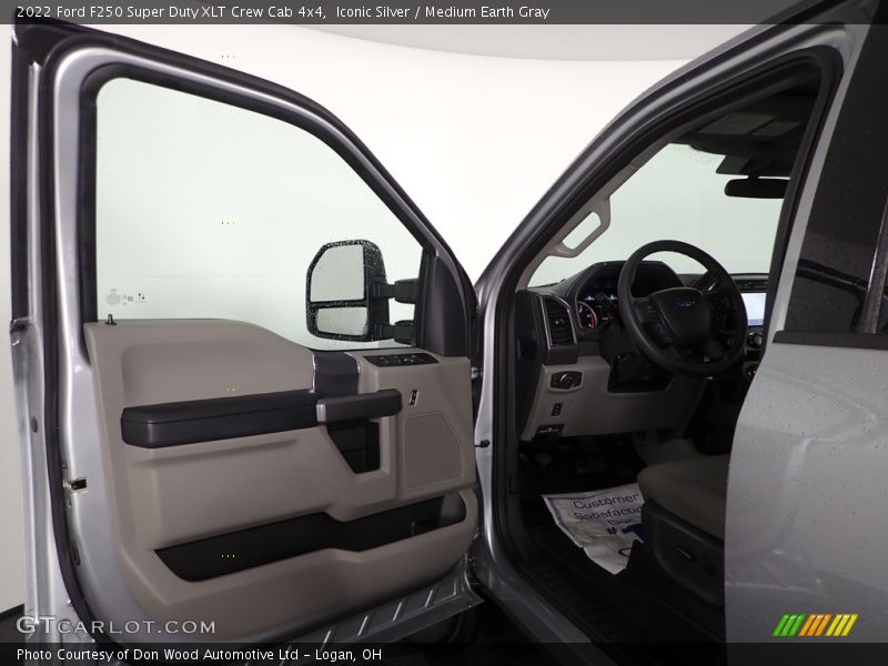Iconic Silver / Medium Earth Gray 2022 Ford F250 Super Duty XLT Crew Cab 4x4
