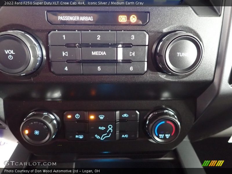 Iconic Silver / Medium Earth Gray 2022 Ford F250 Super Duty XLT Crew Cab 4x4
