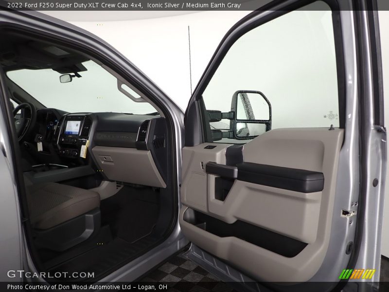 Iconic Silver / Medium Earth Gray 2022 Ford F250 Super Duty XLT Crew Cab 4x4