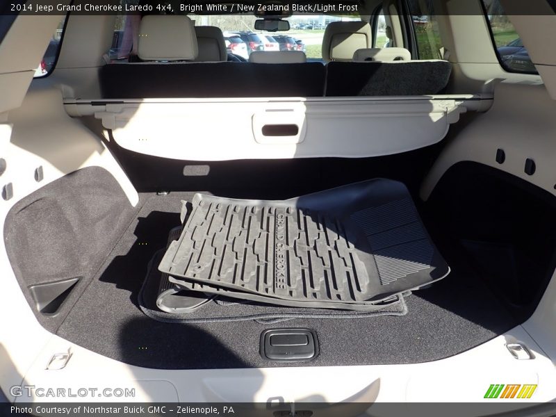 Bright White / New Zealand Black/Light Frost 2014 Jeep Grand Cherokee Laredo 4x4