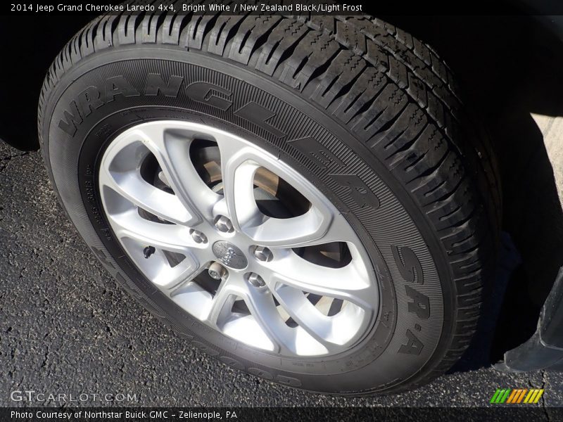 Bright White / New Zealand Black/Light Frost 2014 Jeep Grand Cherokee Laredo 4x4