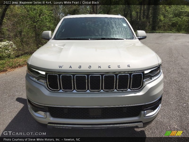 Luxury White Pearl / Global Black 2022 Jeep Wagoneer Series III 4x4