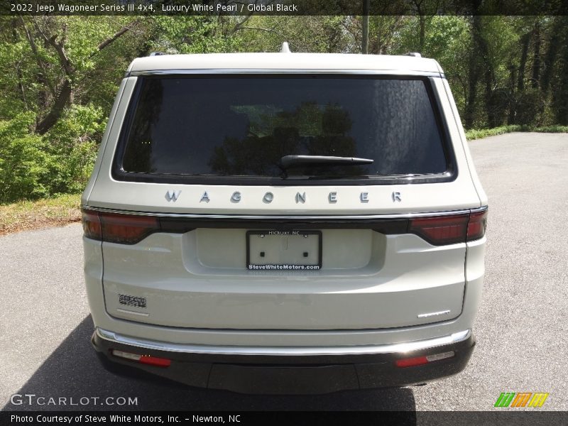 Luxury White Pearl / Global Black 2022 Jeep Wagoneer Series III 4x4