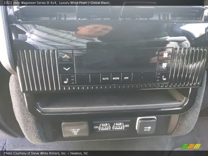 Luxury White Pearl / Global Black 2022 Jeep Wagoneer Series III 4x4