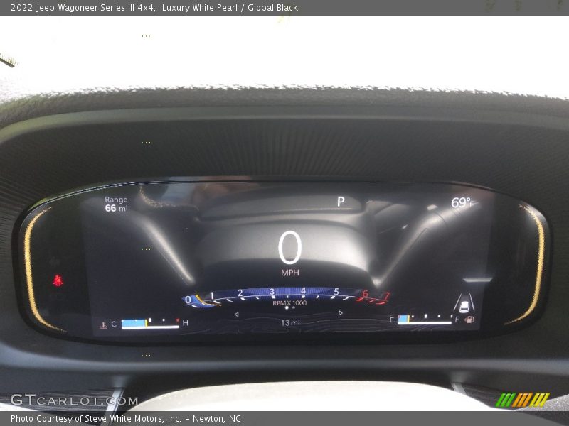 Luxury White Pearl / Global Black 2022 Jeep Wagoneer Series III 4x4