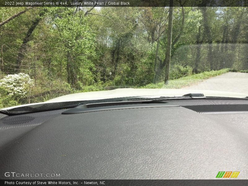 Luxury White Pearl / Global Black 2022 Jeep Wagoneer Series III 4x4