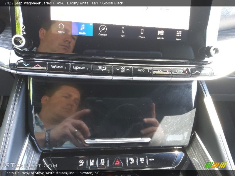 Luxury White Pearl / Global Black 2022 Jeep Wagoneer Series III 4x4