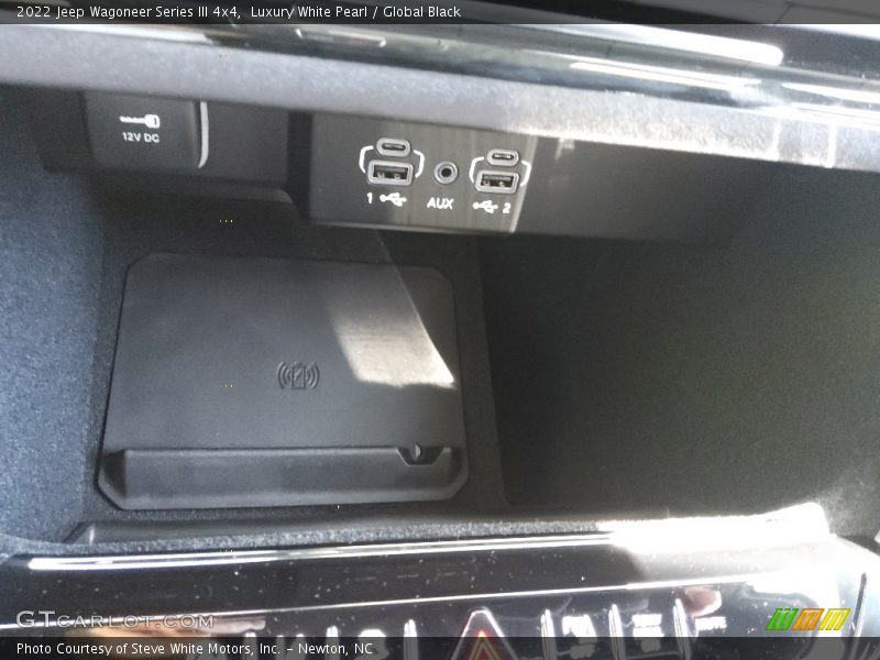 Luxury White Pearl / Global Black 2022 Jeep Wagoneer Series III 4x4