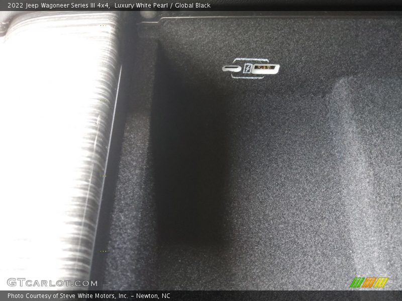 Luxury White Pearl / Global Black 2022 Jeep Wagoneer Series III 4x4