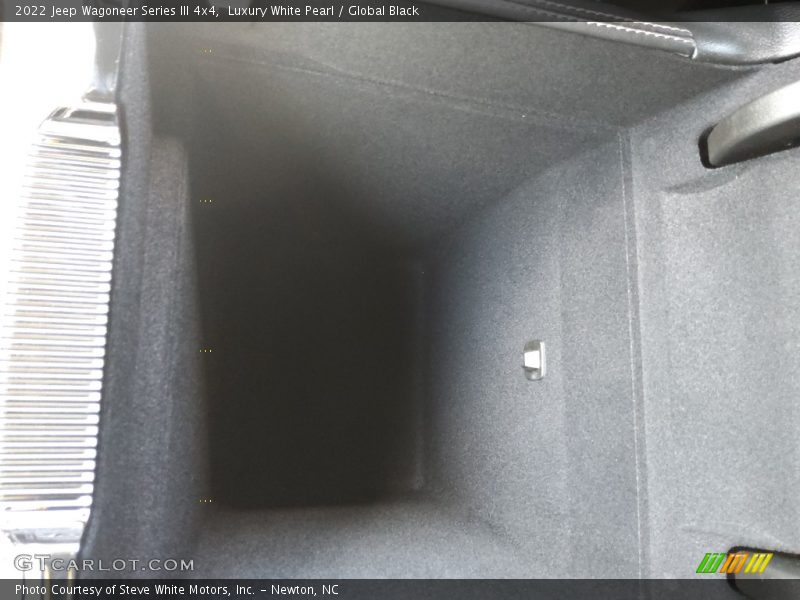 Luxury White Pearl / Global Black 2022 Jeep Wagoneer Series III 4x4