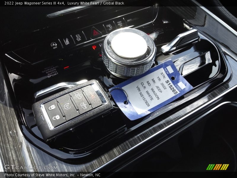 Luxury White Pearl / Global Black 2022 Jeep Wagoneer Series III 4x4