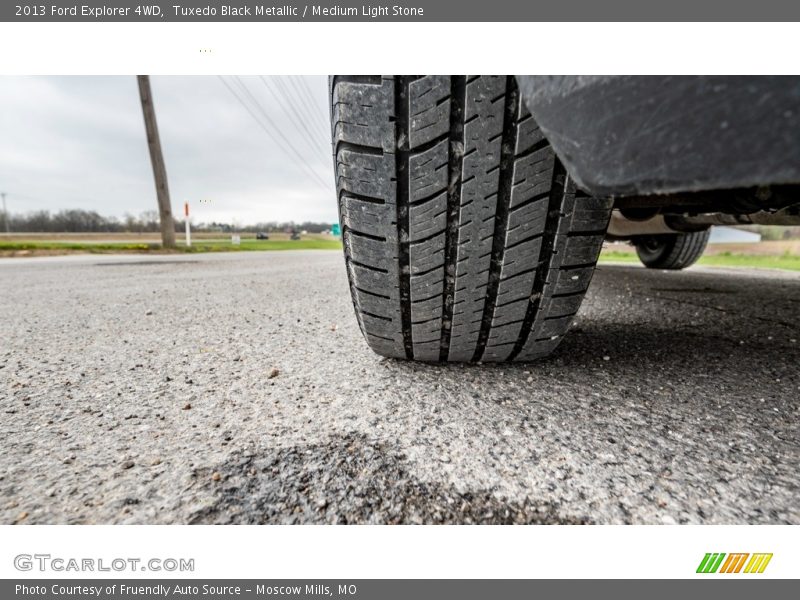Tuxedo Black Metallic / Medium Light Stone 2013 Ford Explorer 4WD