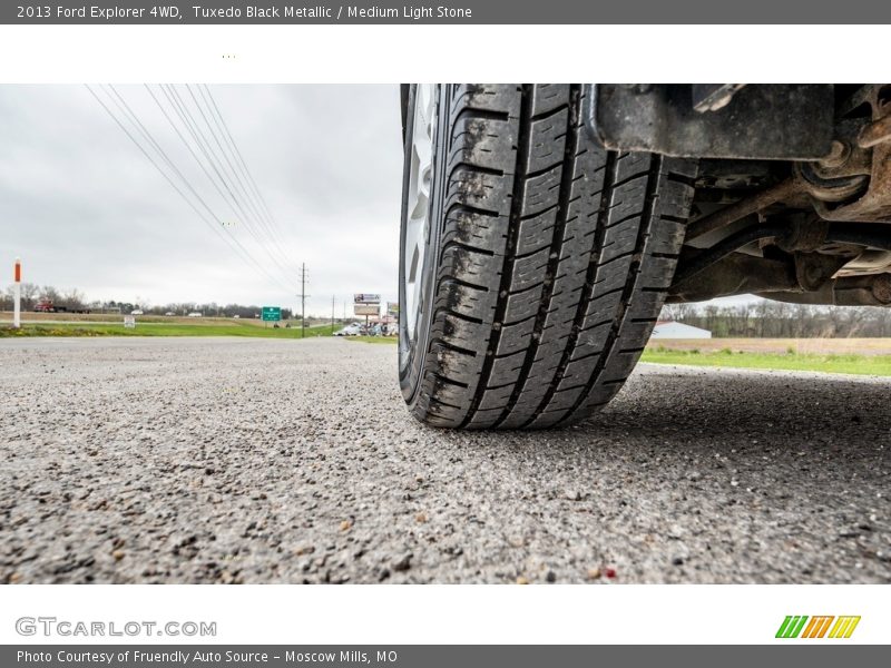Tuxedo Black Metallic / Medium Light Stone 2013 Ford Explorer 4WD