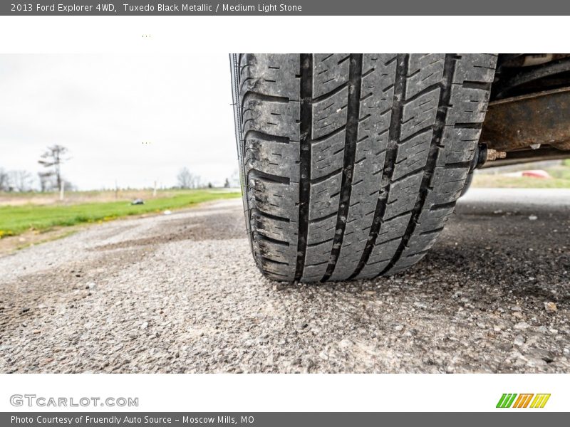 Tuxedo Black Metallic / Medium Light Stone 2013 Ford Explorer 4WD
