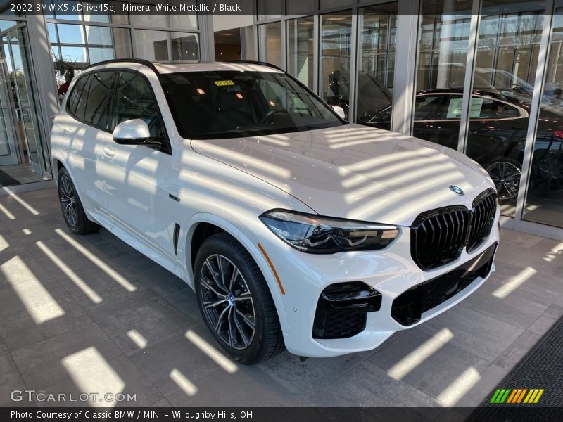 Mineral White Metallic / Black 2022 BMW X5 xDrive45e