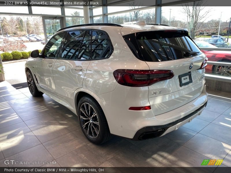 Mineral White Metallic / Black 2022 BMW X5 xDrive45e