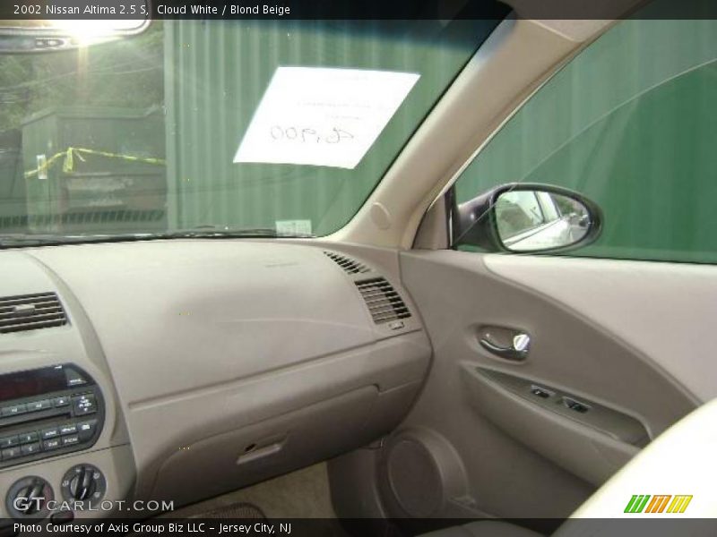 Cloud White / Blond Beige 2002 Nissan Altima 2.5 S