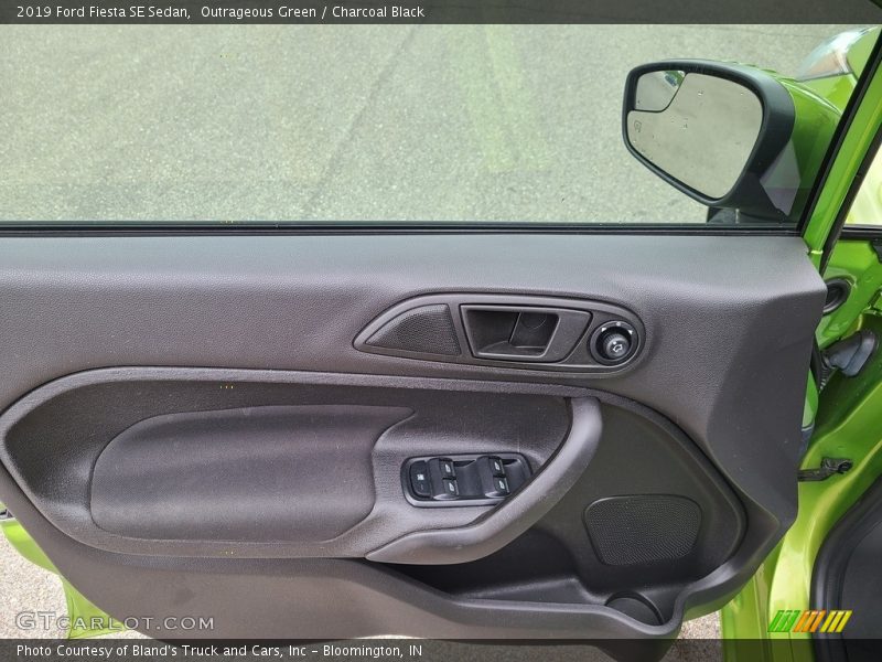 Outrageous Green / Charcoal Black 2019 Ford Fiesta SE Sedan