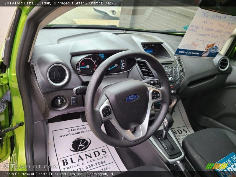 Outrageous Green / Charcoal Black 2019 Ford Fiesta SE Sedan