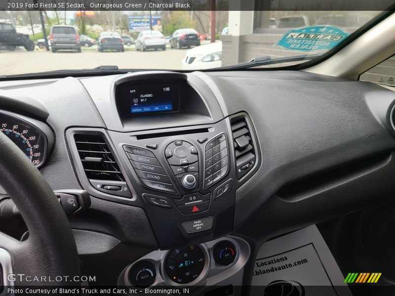 Outrageous Green / Charcoal Black 2019 Ford Fiesta SE Sedan