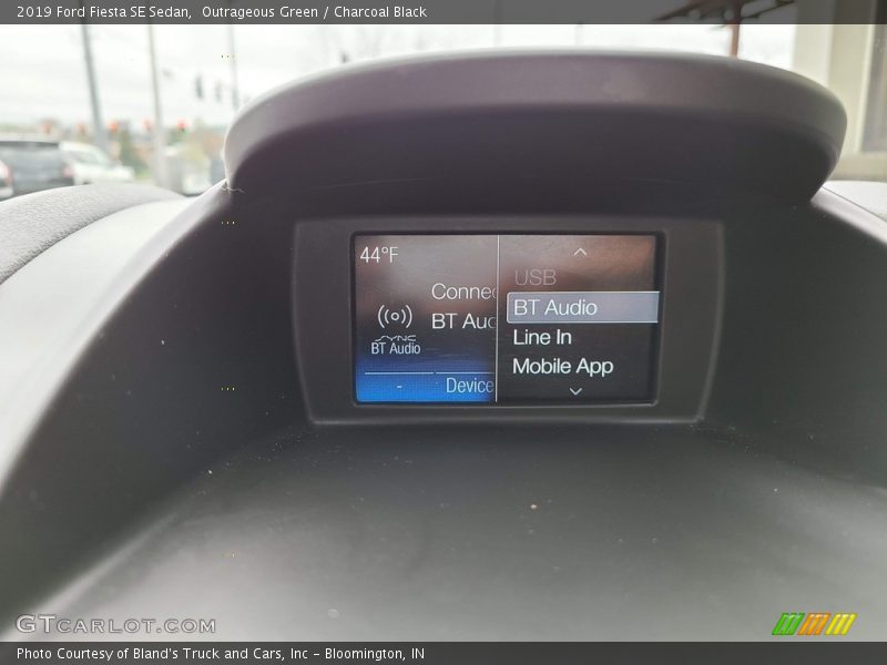 Outrageous Green / Charcoal Black 2019 Ford Fiesta SE Sedan