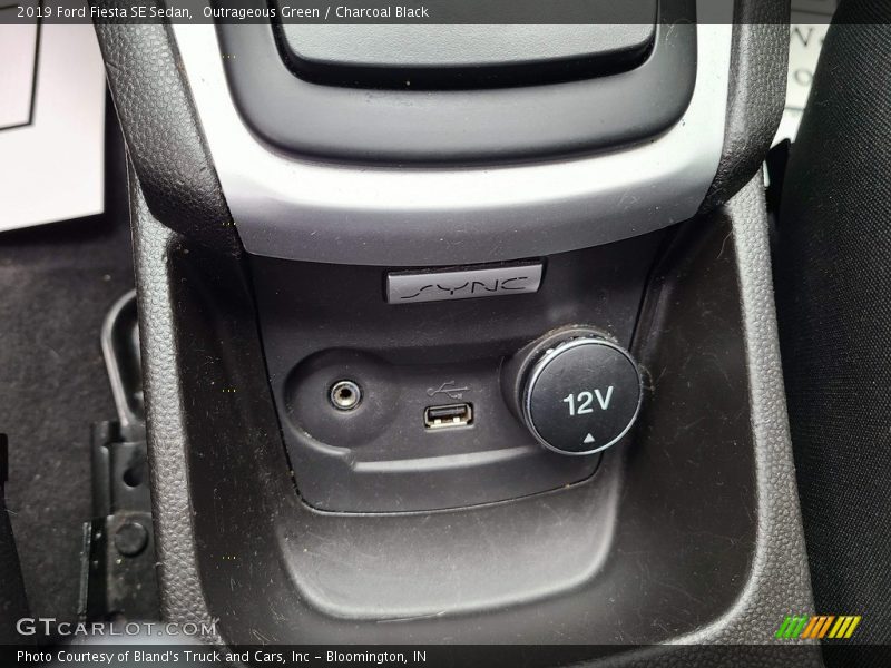 Outrageous Green / Charcoal Black 2019 Ford Fiesta SE Sedan