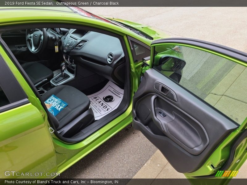 Outrageous Green / Charcoal Black 2019 Ford Fiesta SE Sedan